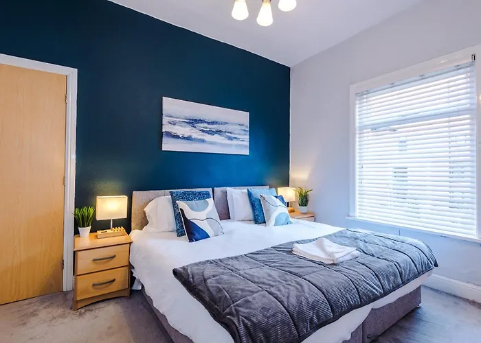 Queens Avenue - Central Chester Home - Sleeps 9