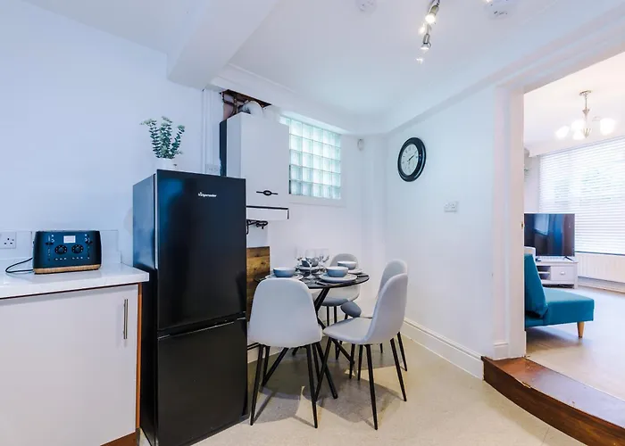 Queens Avenue - Central Chester Home - Sleeps 9