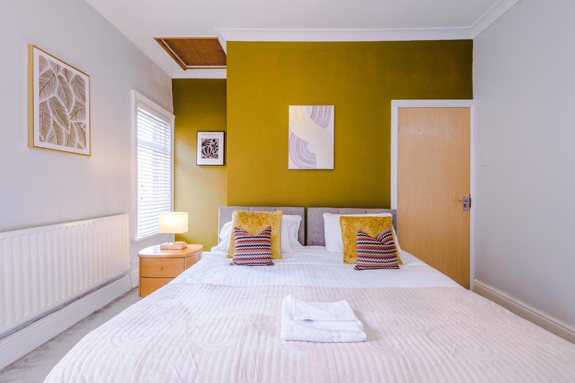 Queens Avenue - - Sleeps 9 Holiday home Chester