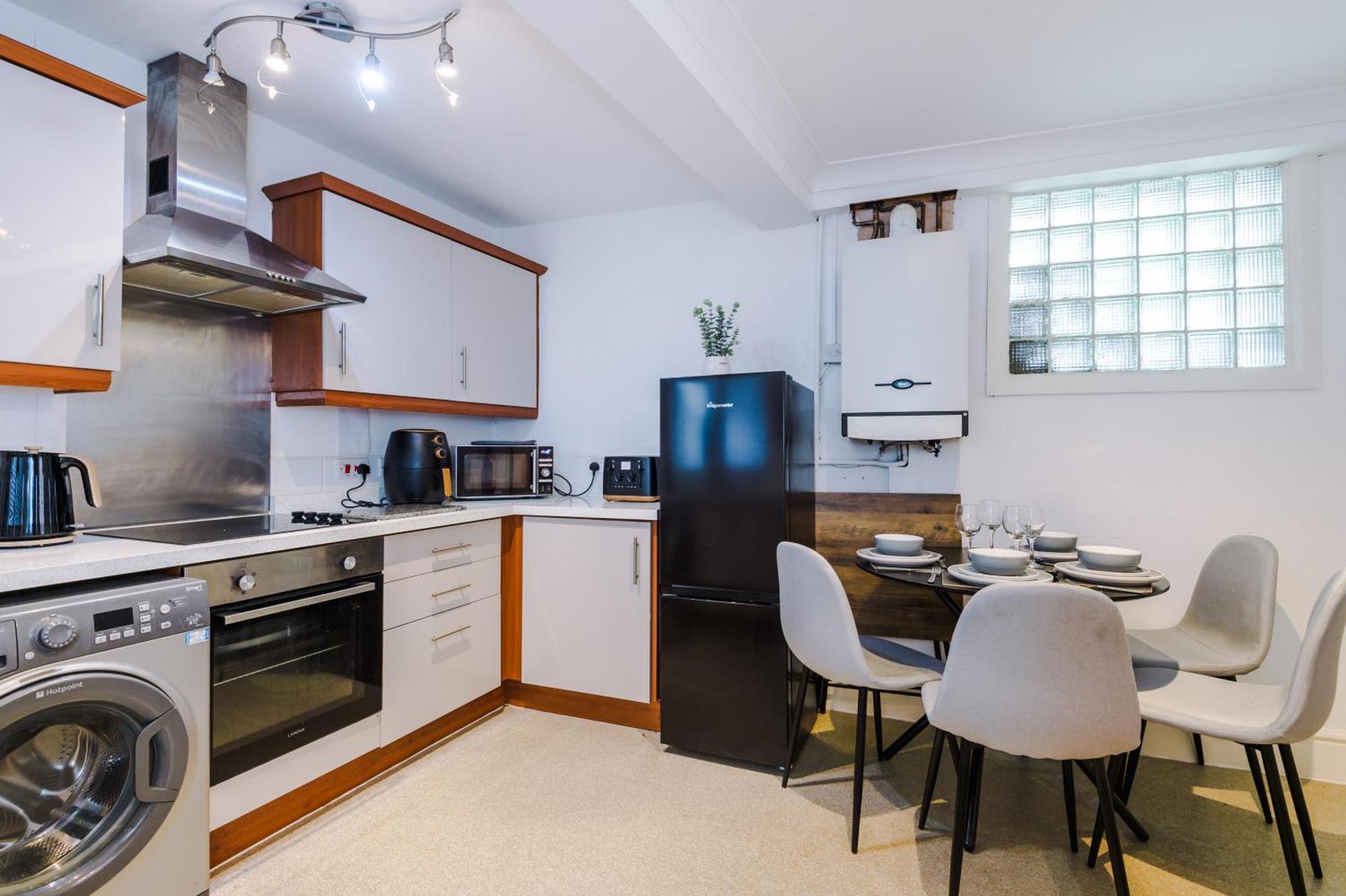 Queens Avenue - - Sleeps 9 *