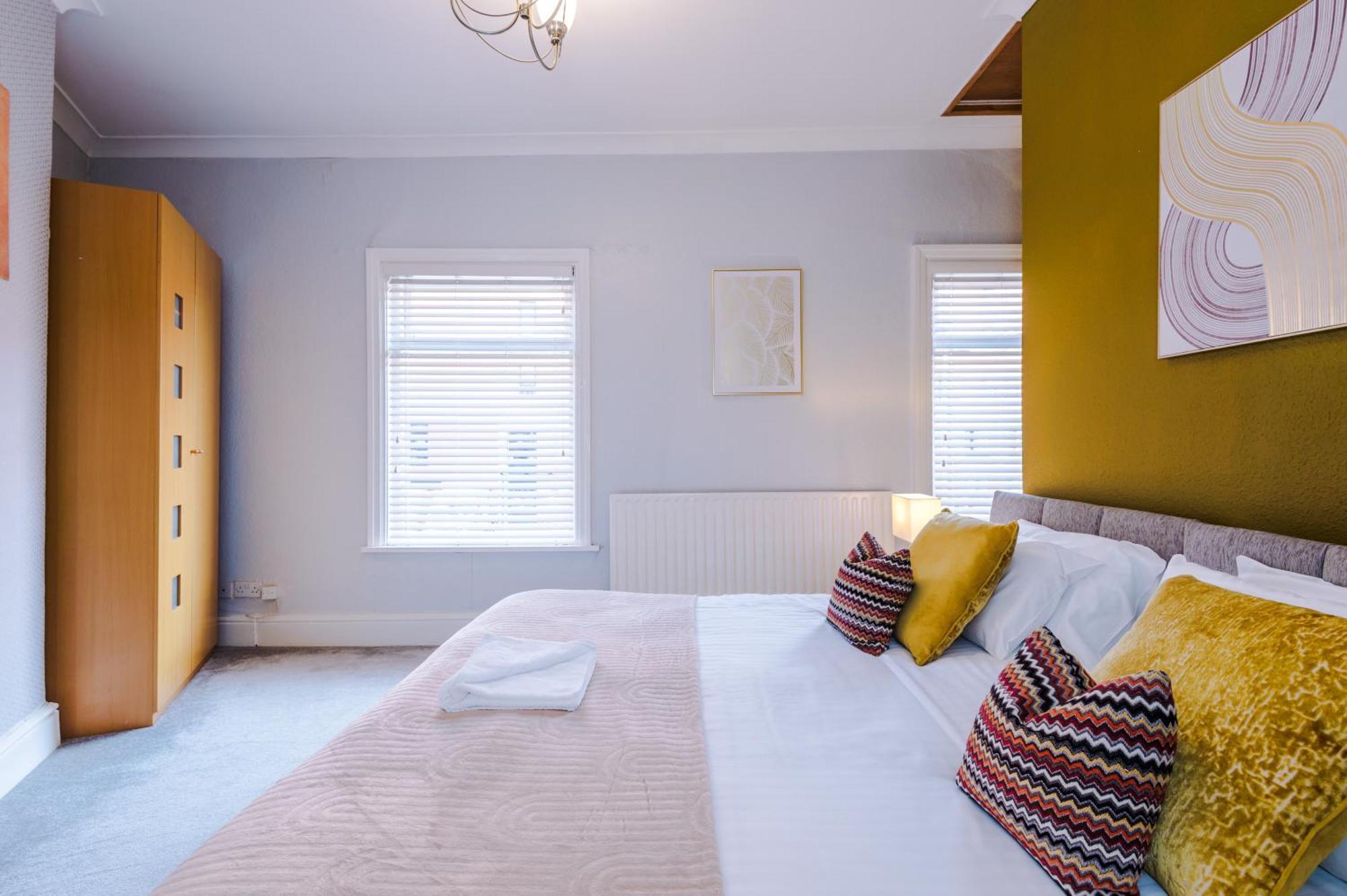Queens Avenue - - Sleeps 9 * Chester