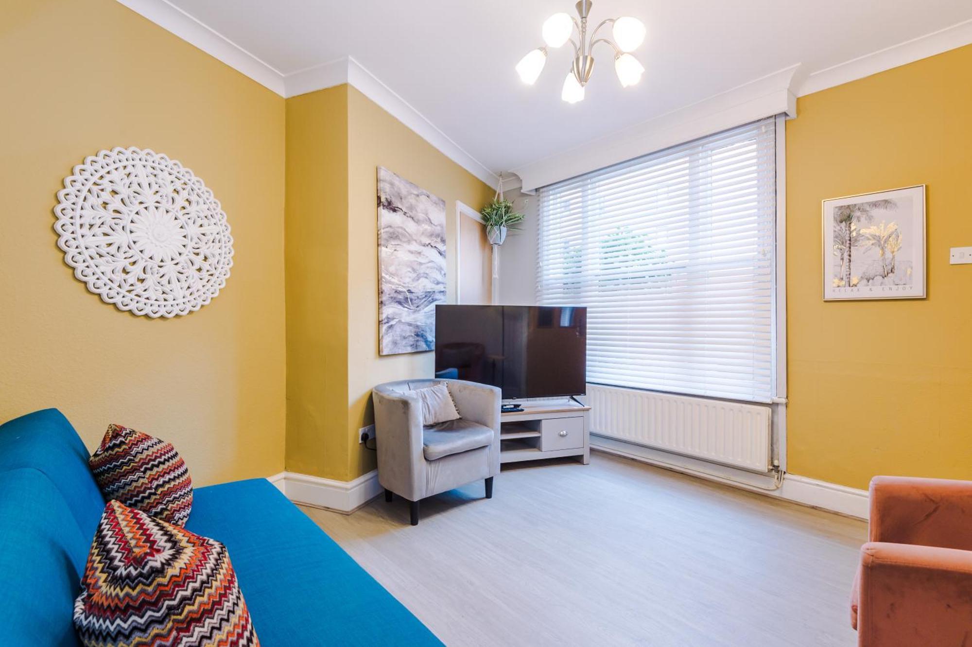 Queens Avenue - - Sleeps 9 Holiday home Chester