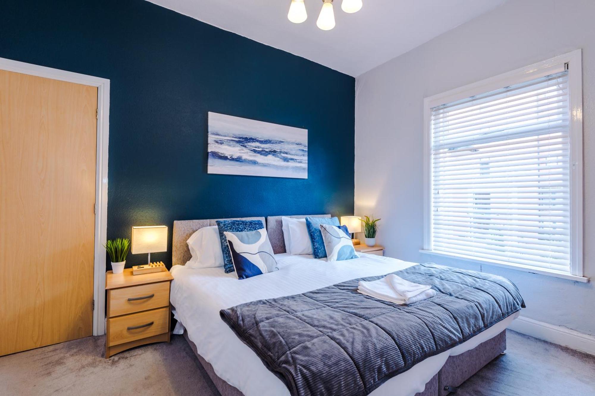Queens Avenue - - Sleeps 9 Holiday home Chester