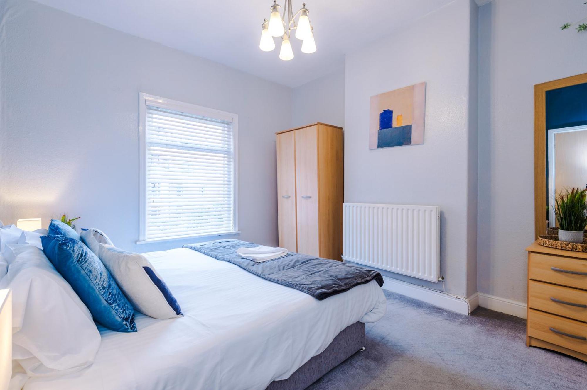Queens Avenue - - Sleeps 9 *