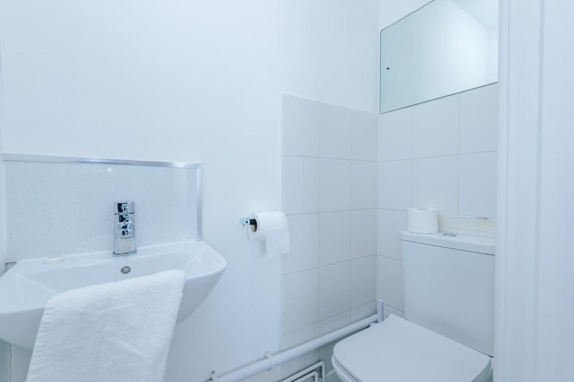 Holiday home Queens Avenue - - Sleeps 9