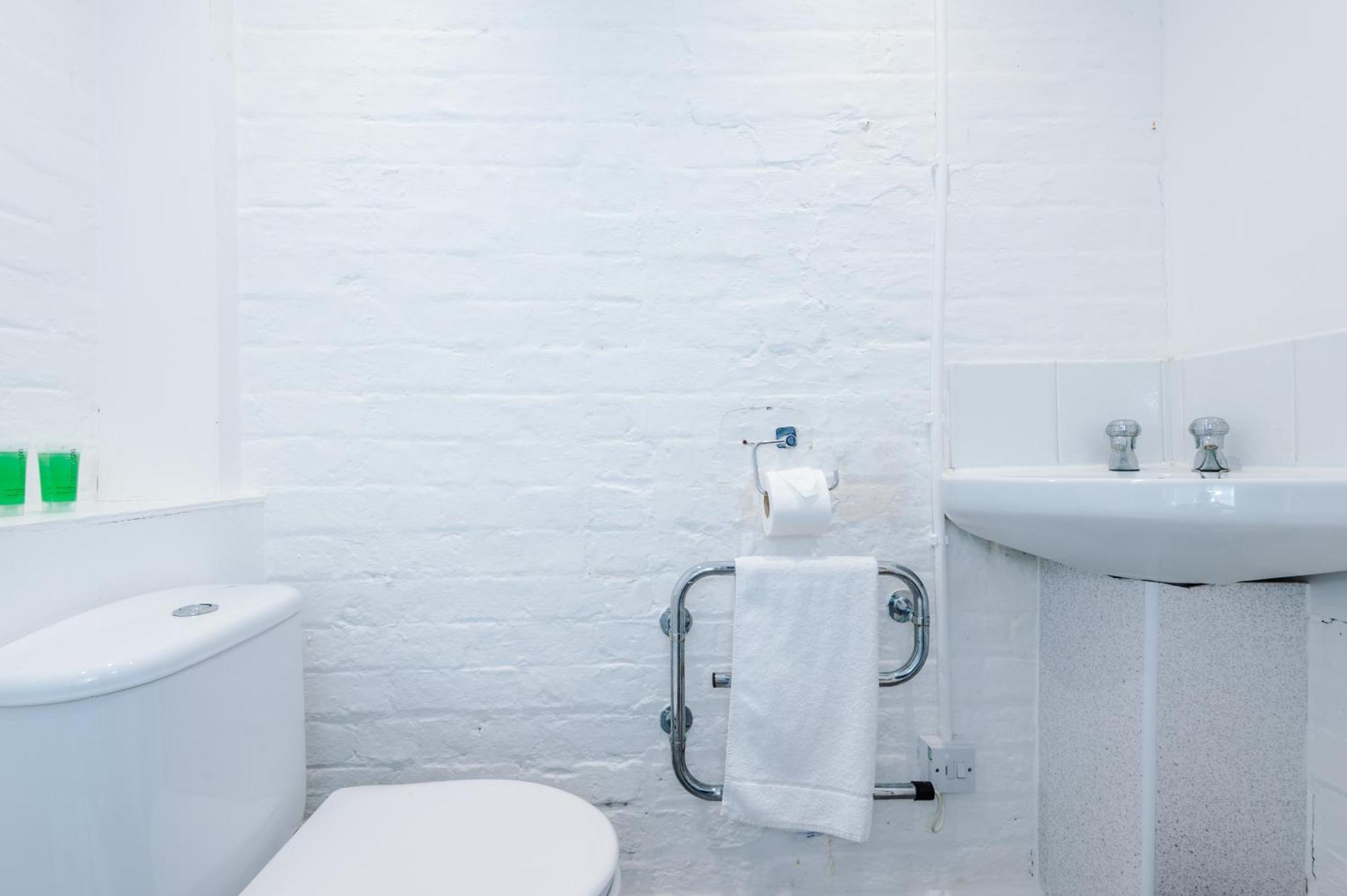 Queens Avenue - - Sleeps 9