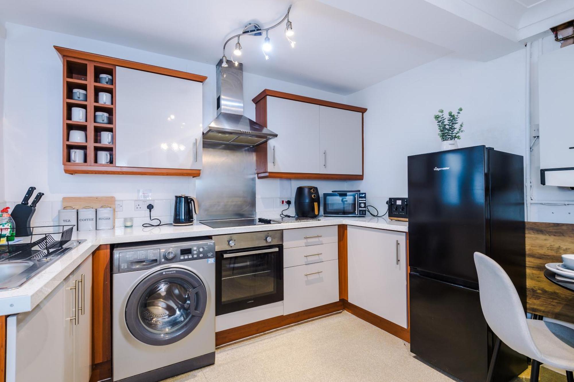 Holiday home Queens Avenue - - Sleeps 9 *