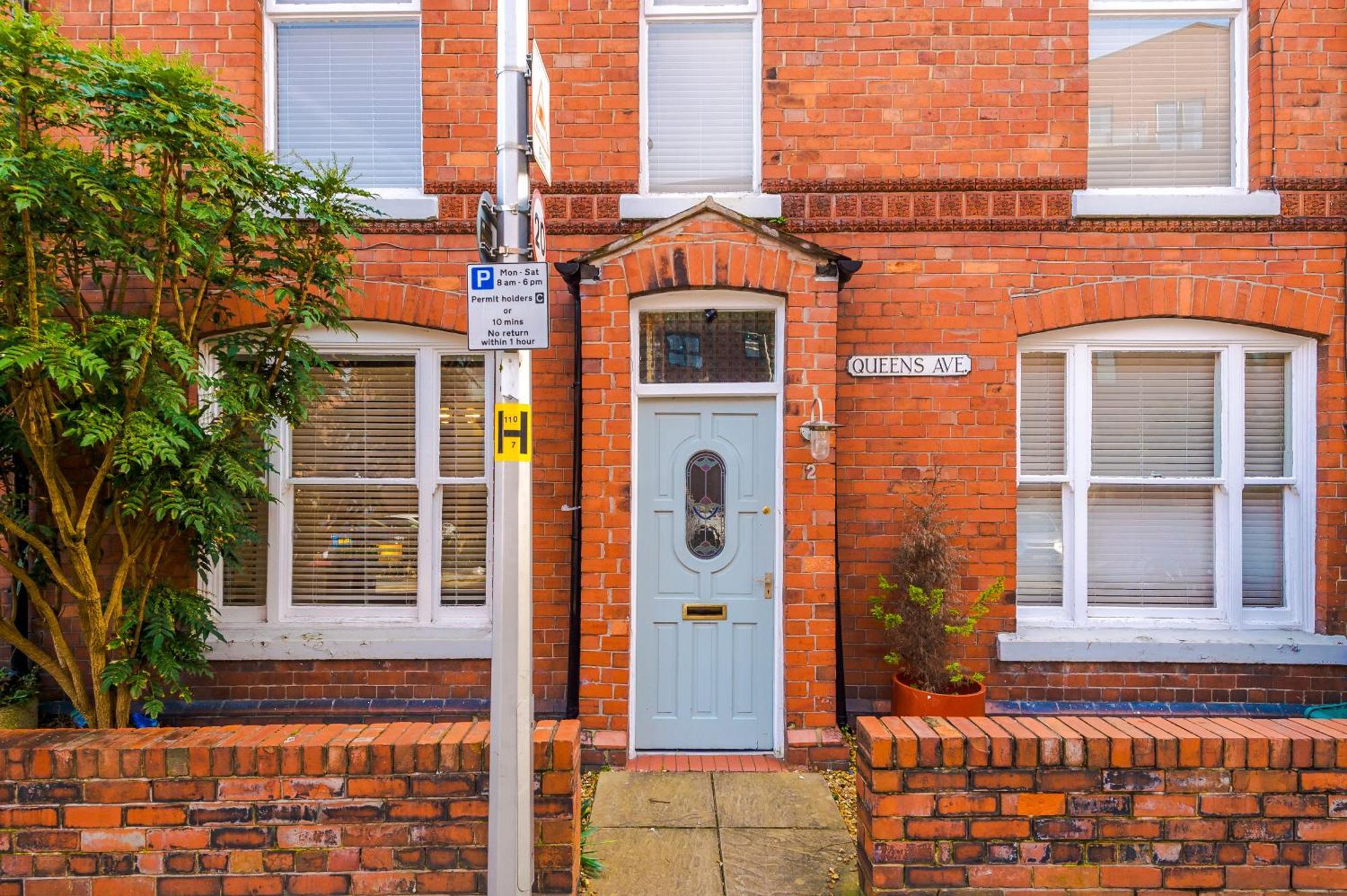 Queens Avenue - - Sleeps 9 * Chester