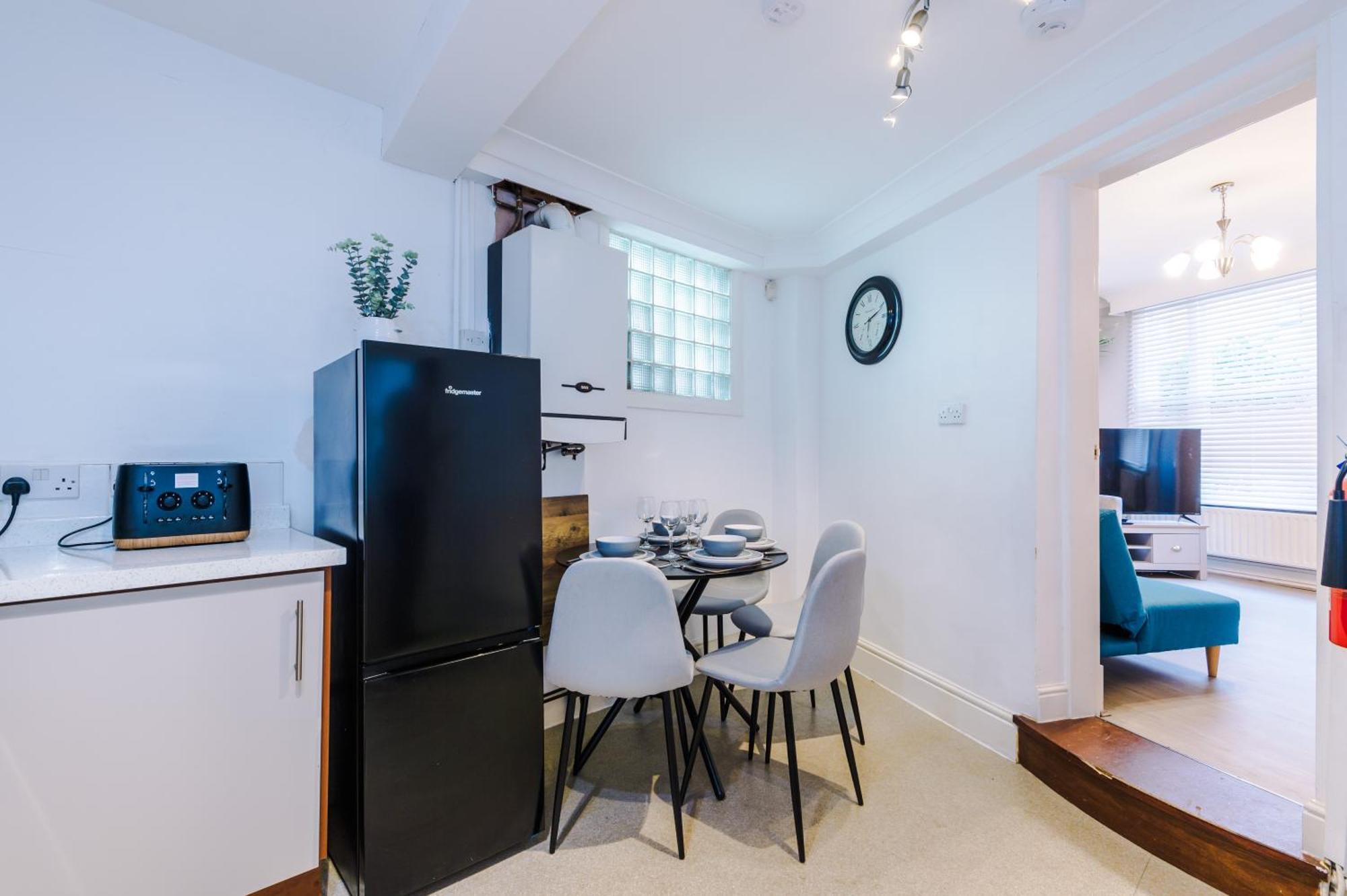 Queens Avenue - - Sleeps 9 *