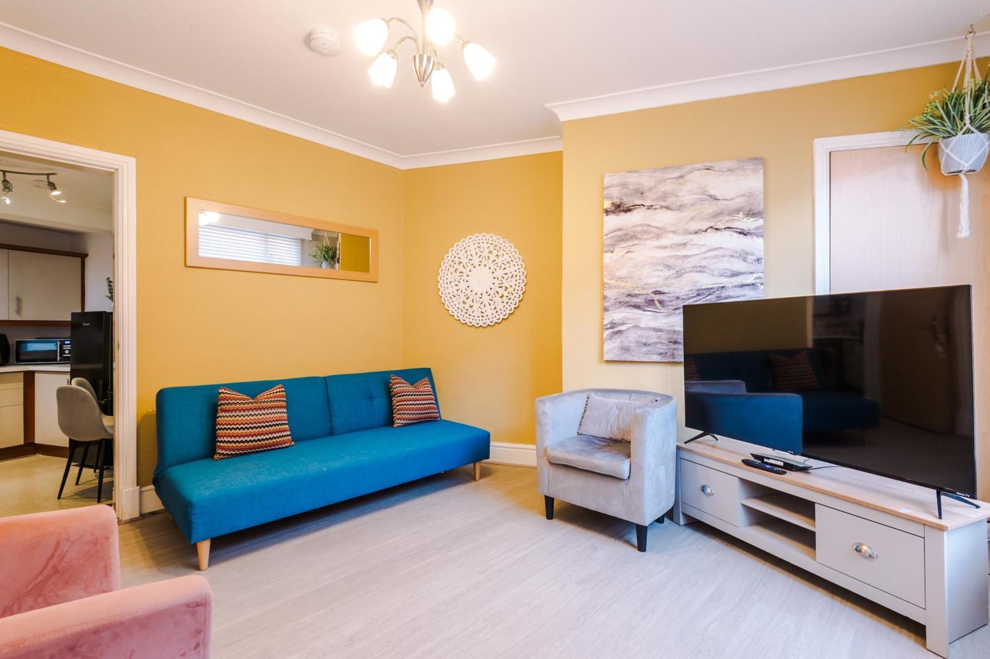 Holiday home Queens Avenue - - Sleeps 9 *