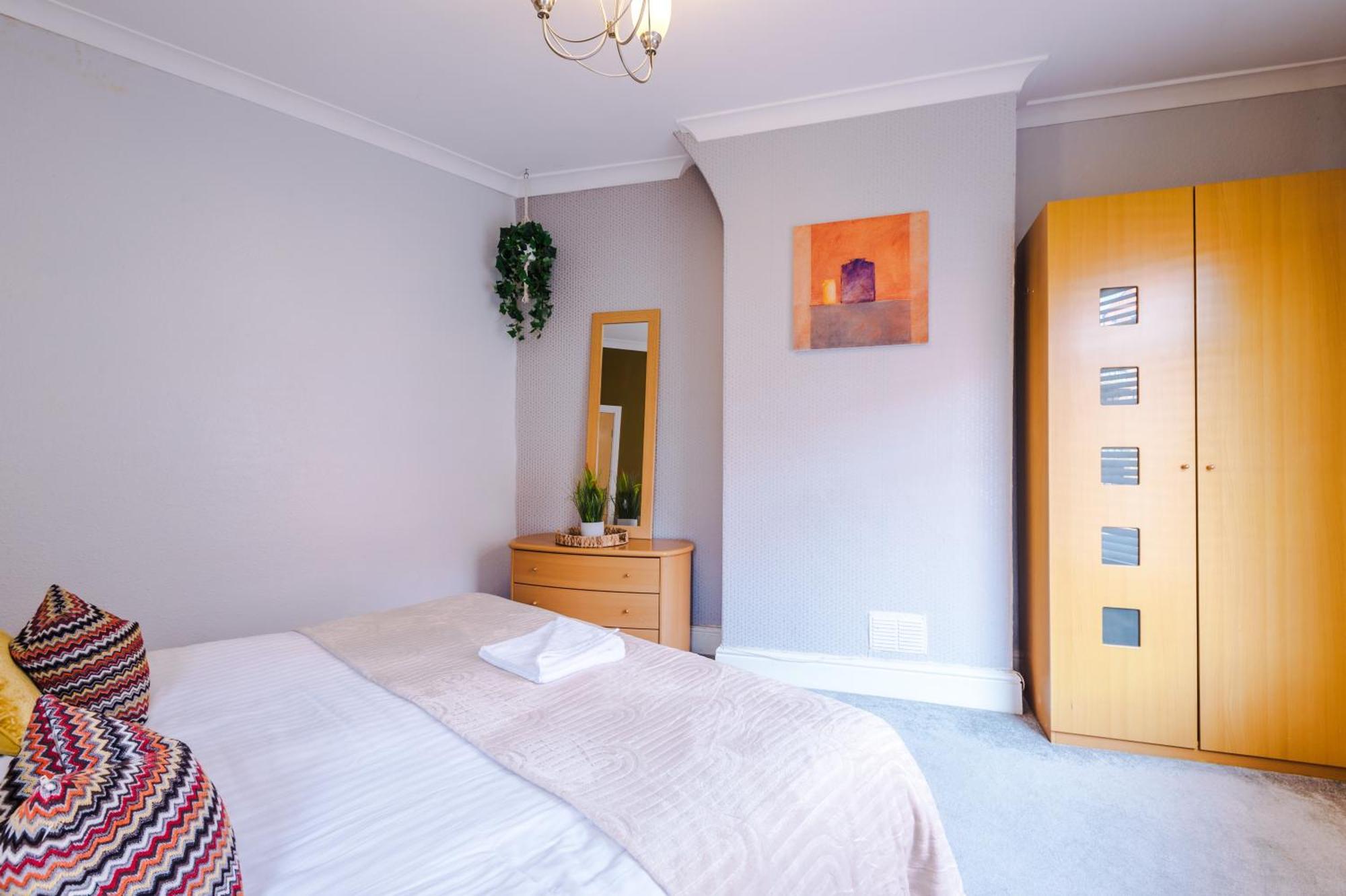 Queens Avenue - - Sleeps 9 Chester