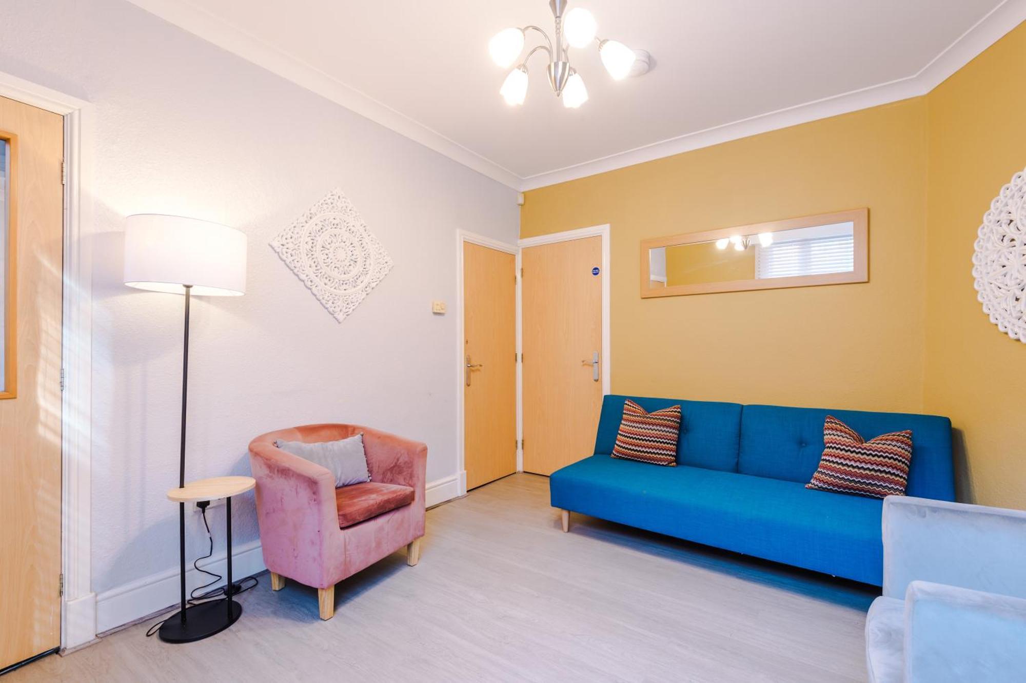 Queens Avenue - - Sleeps 9 Chester