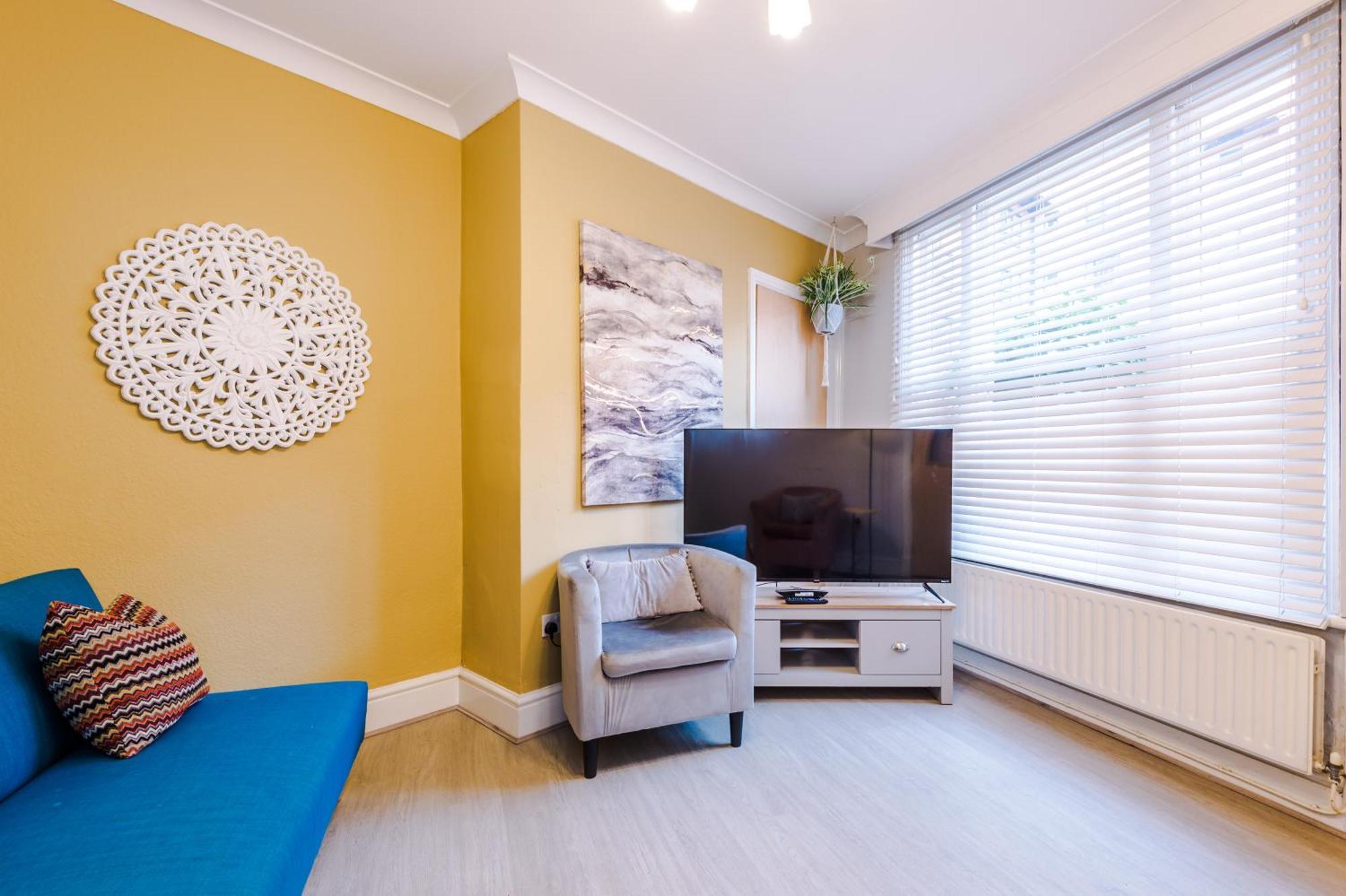 Queens Avenue - - Sleeps 9 Holiday home