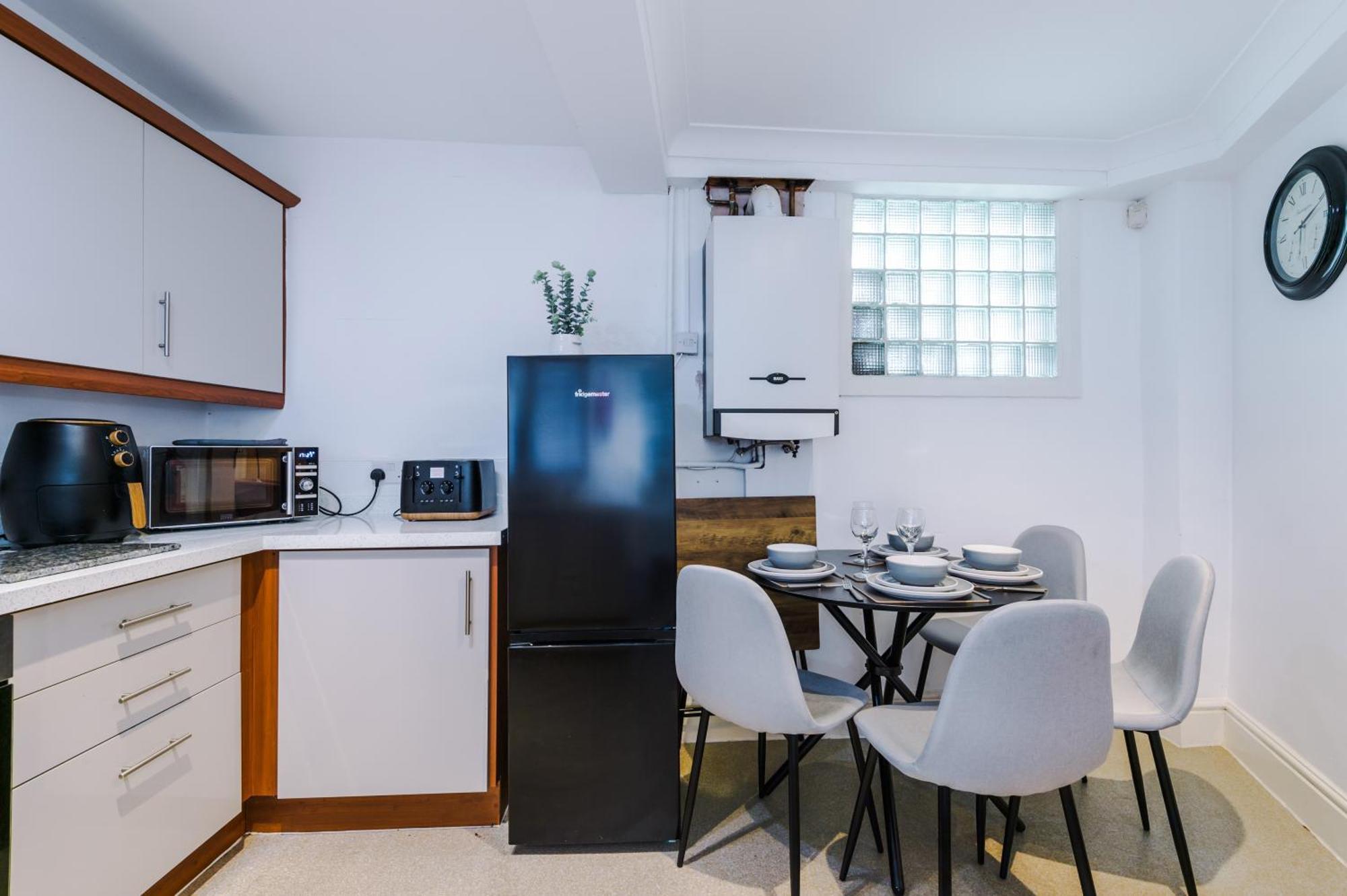Queens Avenue - - Sleeps 9 Chester