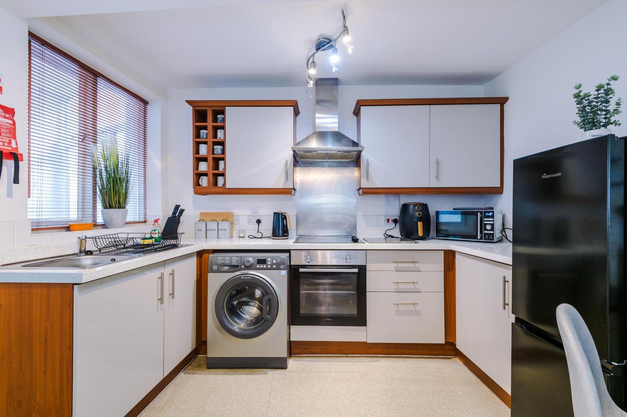 Queens Avenue - - Sleeps 9