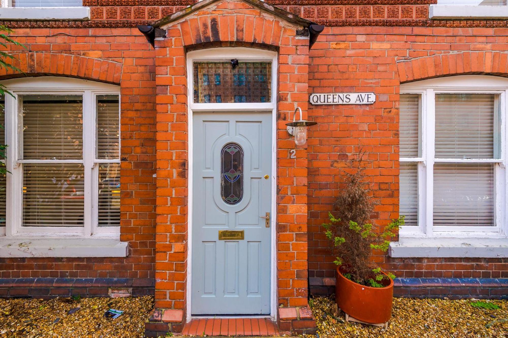 Queens Avenue - - Sleeps 9 Holiday home