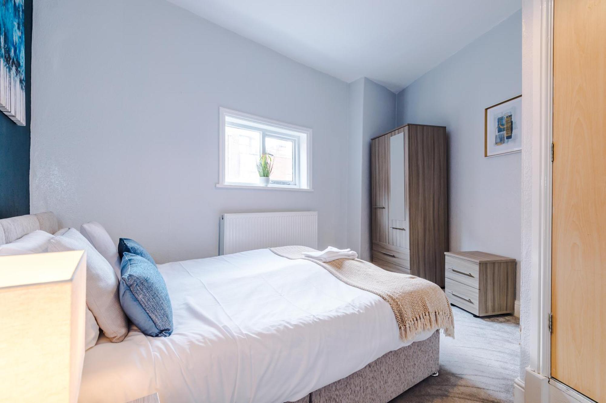 Queens Avenue - - Sleeps 9 * Chester