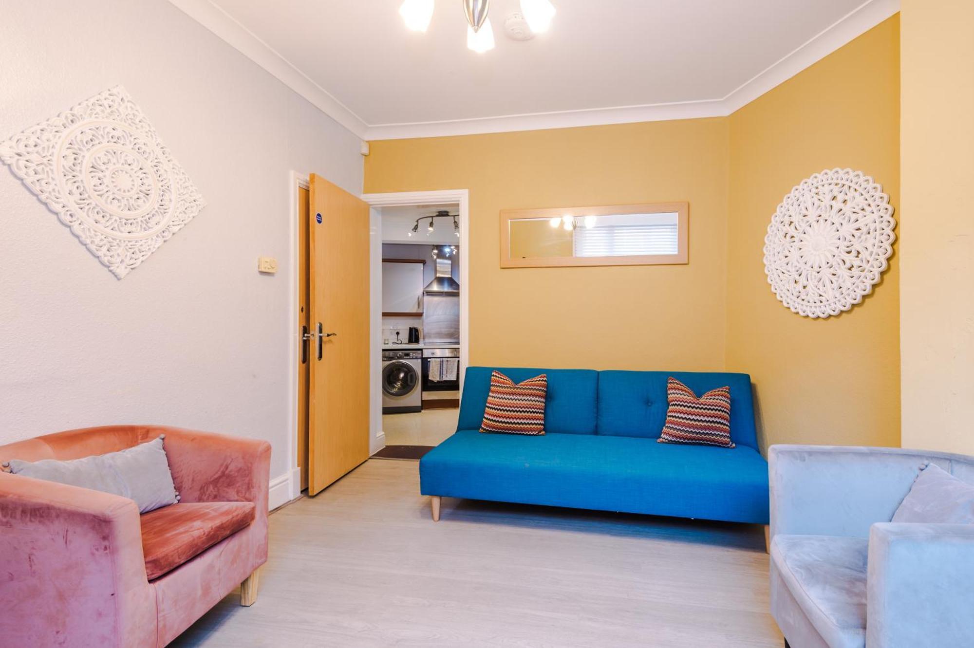 Queens Avenue - - Sleeps 9 Chester