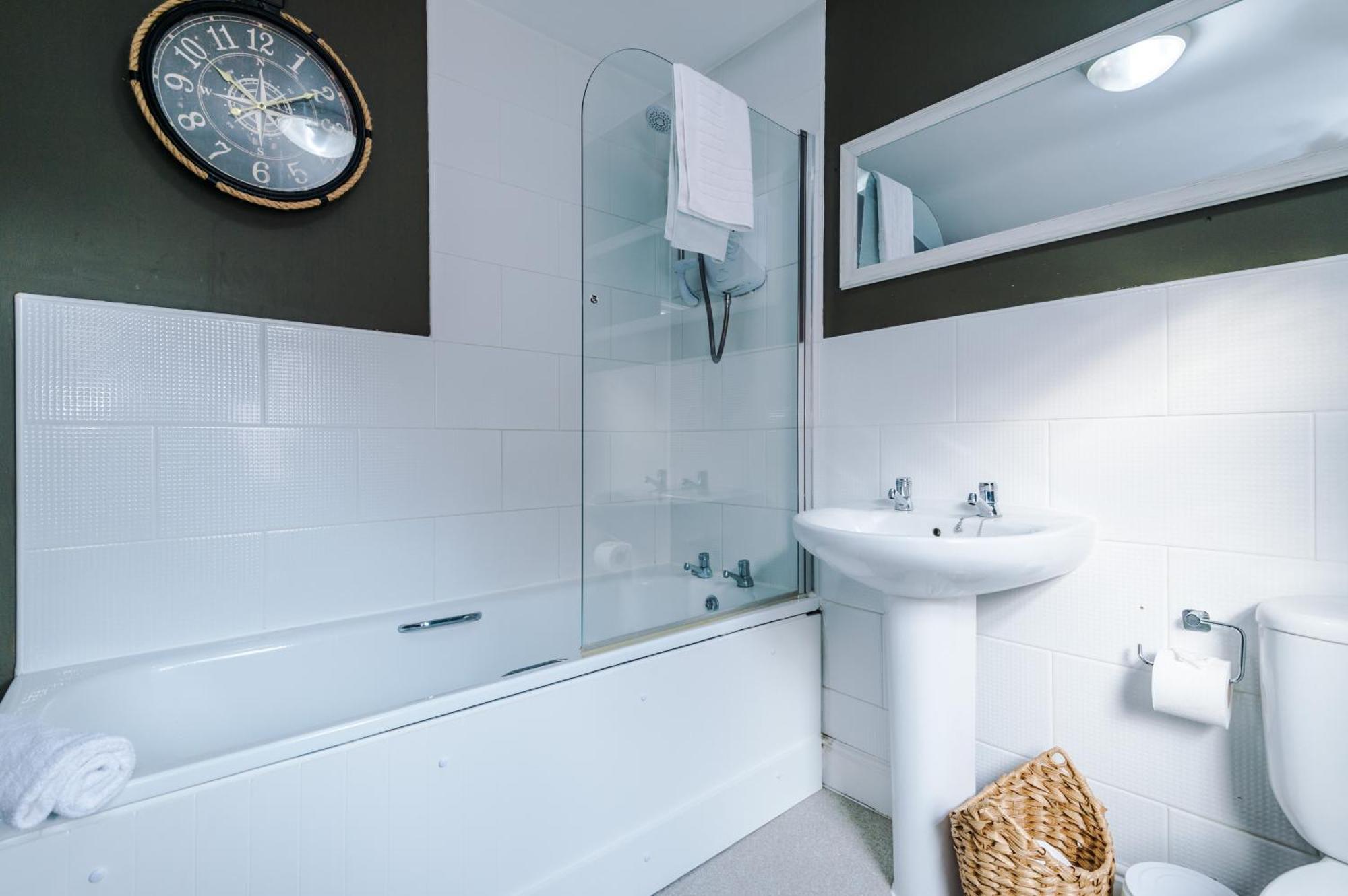 Queens Avenue - - Sleeps 9 Holiday home *
